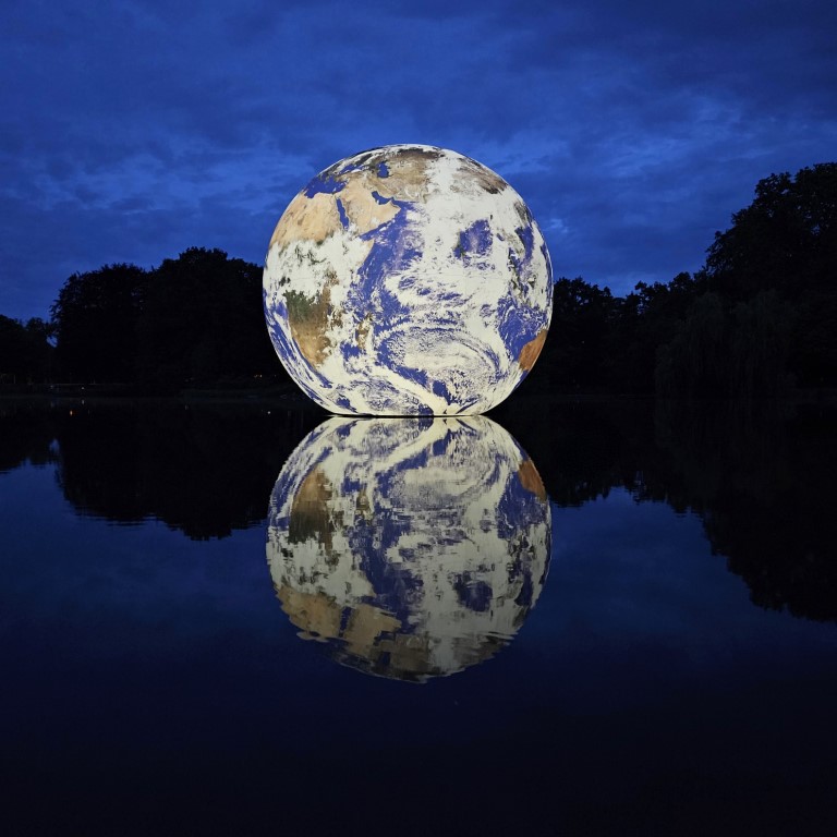 Bettina Schmidt_Floating_Earth